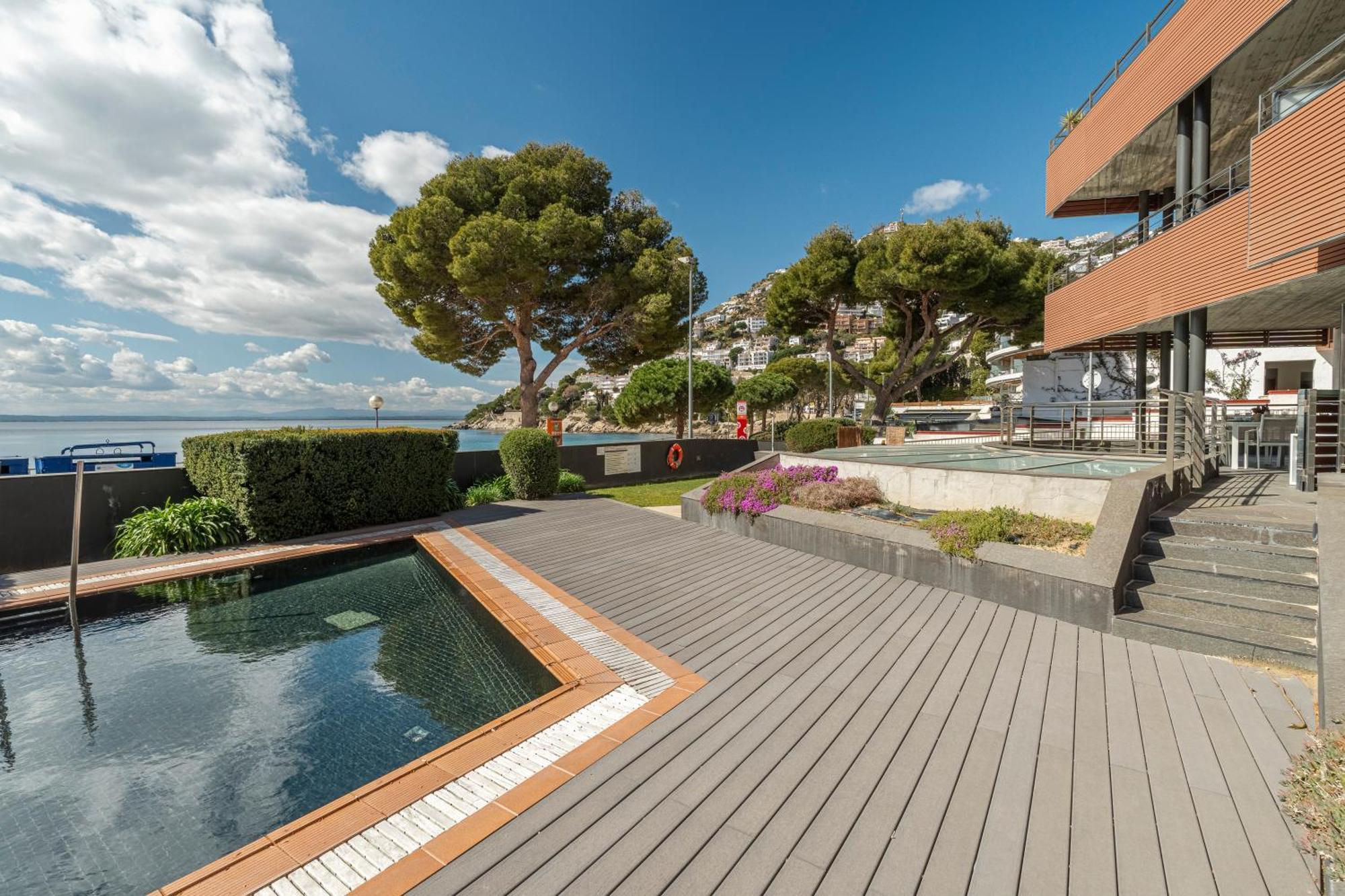 Apartamento Con Gran Terraza Delante Del Mar Roses Exterior photo